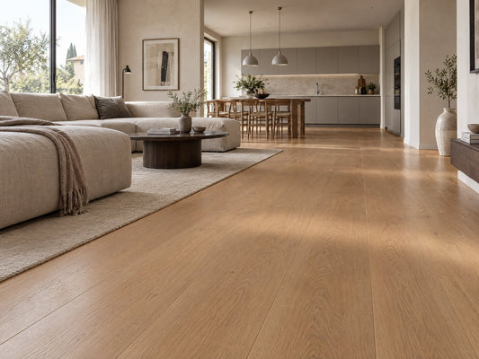Pavimento in legno a doghe lunghe in un soggiorno con cucina a vista