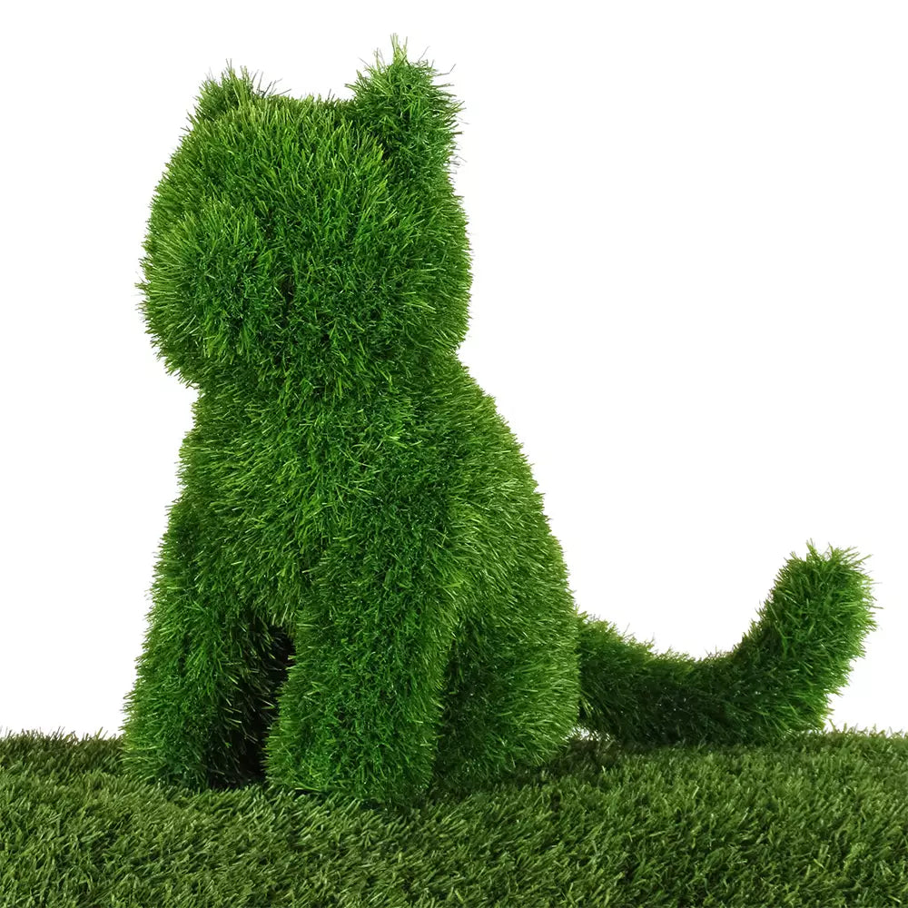 Gatto seduto in erba sintetica