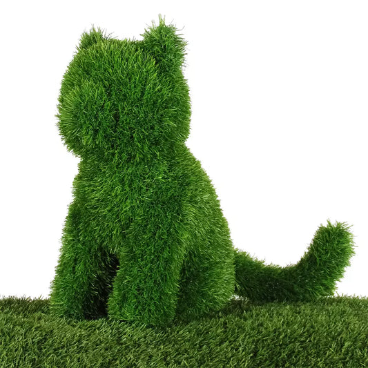 Gatto seduto in erba sintetica
