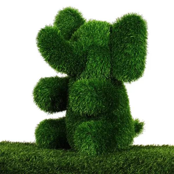 Elefante seduto in erba sintetica - immagine 2